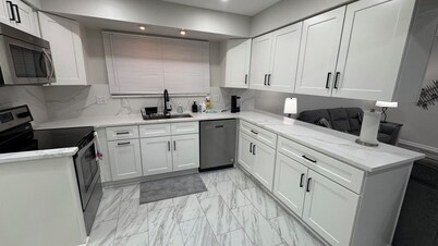 Luxury House Perfect location-3BR Sterling Heights