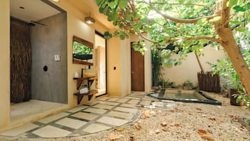 Deluxe-Villa, Poolblick | Badezimmer | Dusche, Regendusche, Haartrockner, Bademäntel