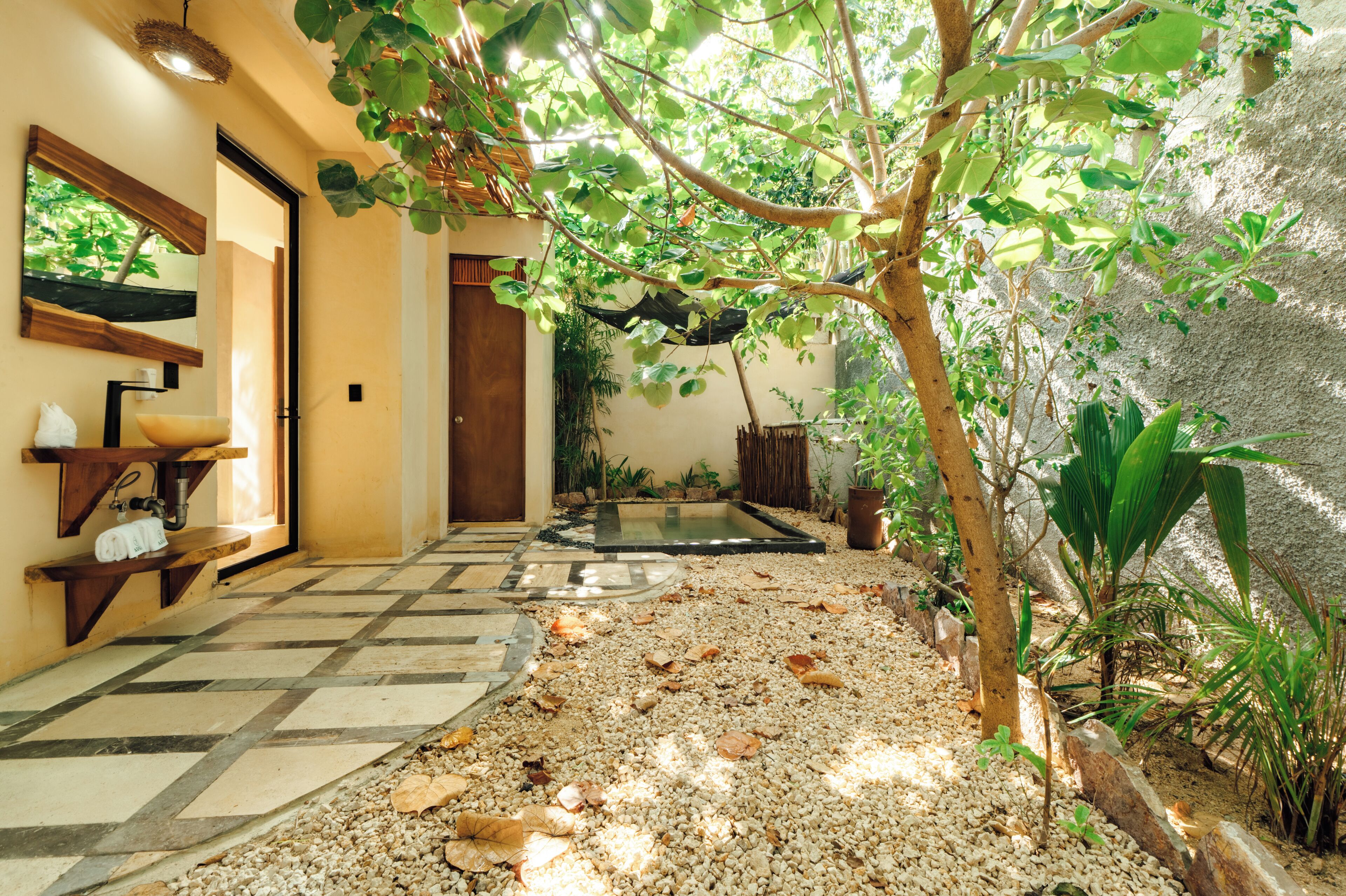 Villa Deluxe, vistas al jardín | Baño | Ducha, cabezal de ducha tipo lluvia, secador de pelo y albornoces