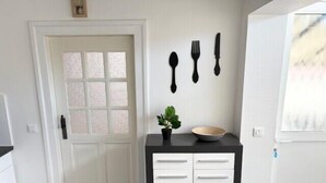 A kitchen with a white door, a black countertop, and a potted plant. - The Dutt's cocoon: spacious and charming T3 (Duttlenheim)