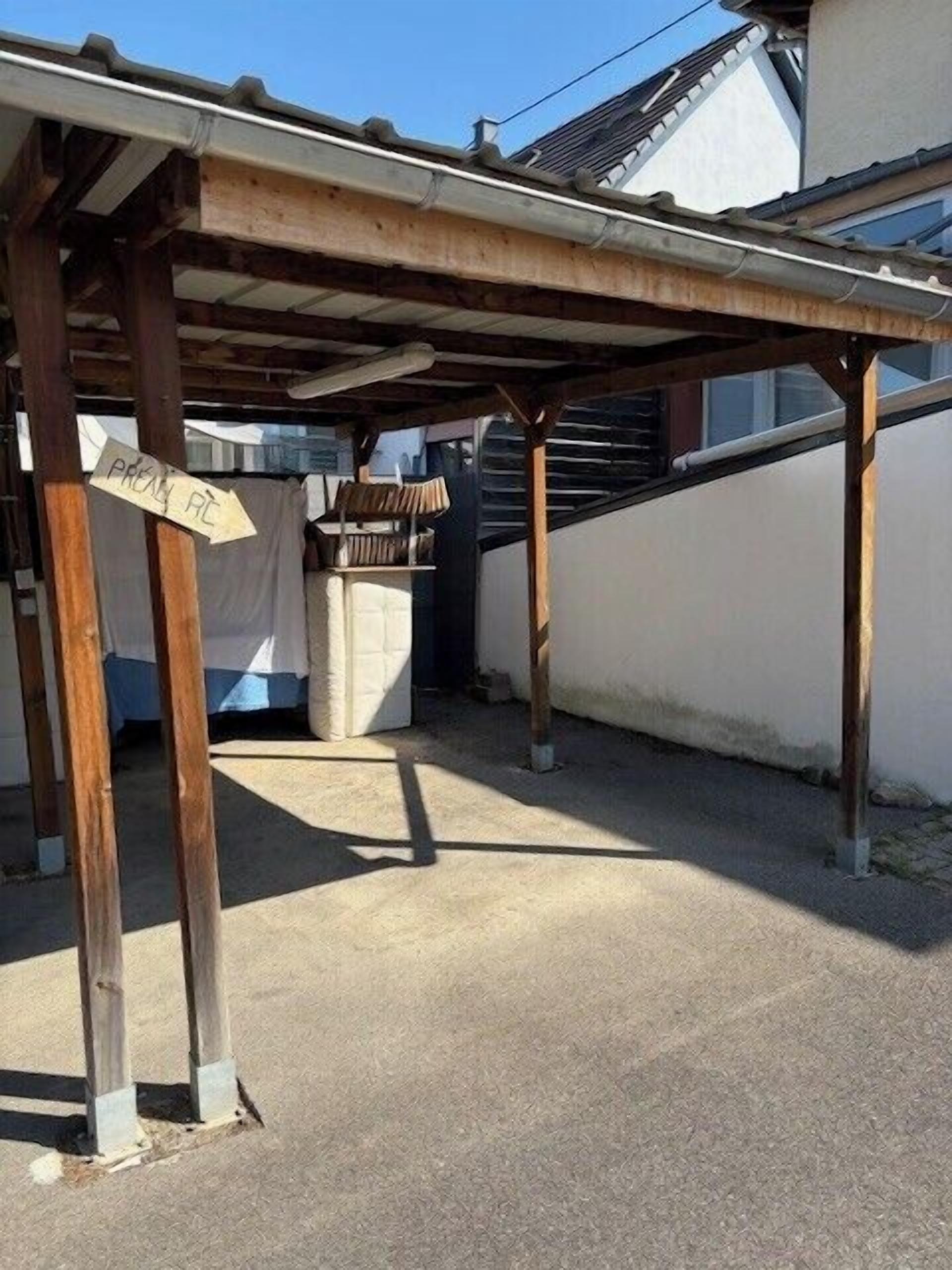Un espacio al aire libre techado con un letrero que dice "PRESERVE AC".