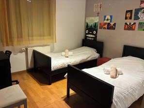 3 bedrooms, iron/ironing board, WiFi, bed sheets