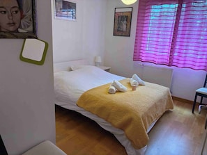 3 bedrooms, iron/ironing board, WiFi, bed sheets