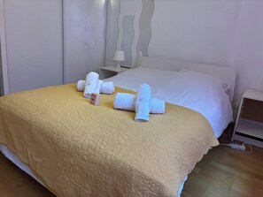 3 bedrooms, iron/ironing board, WiFi, bed sheets