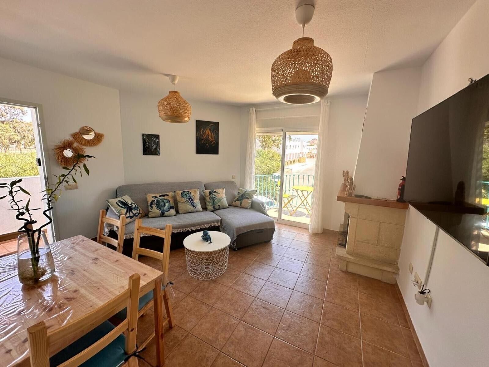 Televisión y chimenea 