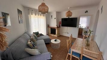 Televisión y chimenea