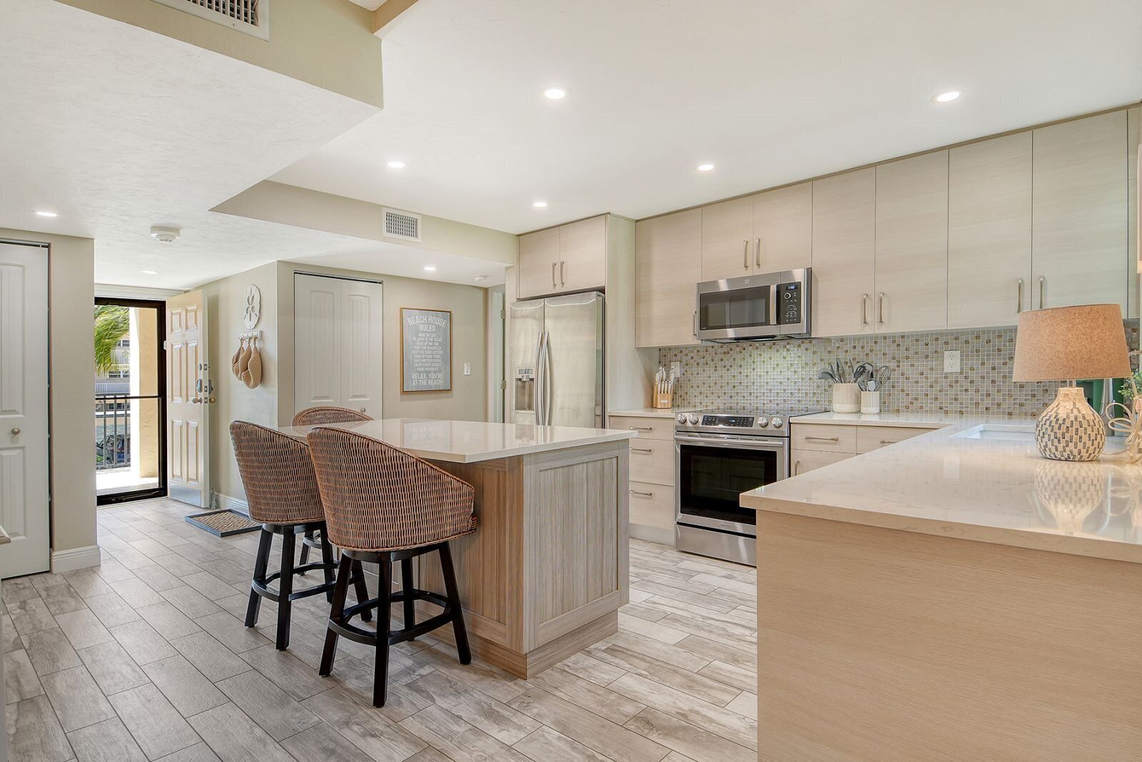 Een koelkast, een microgolfoven, een kookplaat, een vaatwasser