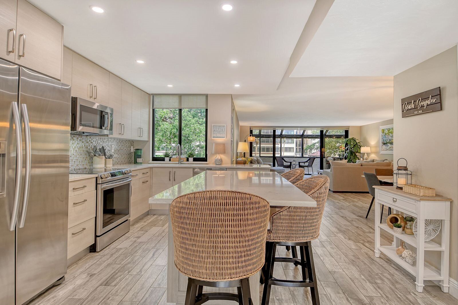 ثلاجة، ميكروويف، موقد طهي مسطح، غسالة أطباق