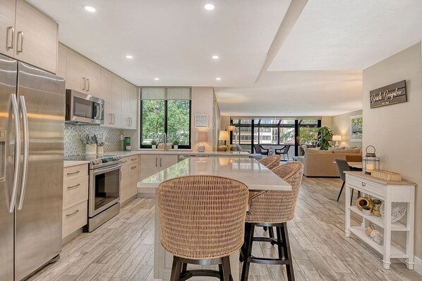 Fridge, microwave, stovetop, dishwasher