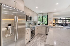 Kühlschrank, Mikrowelle, Herdplatte, Geschirrspüler