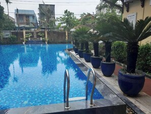 Outdoor pool - Khach San Le Domaine de Cocodo (Thanh pho Hue)