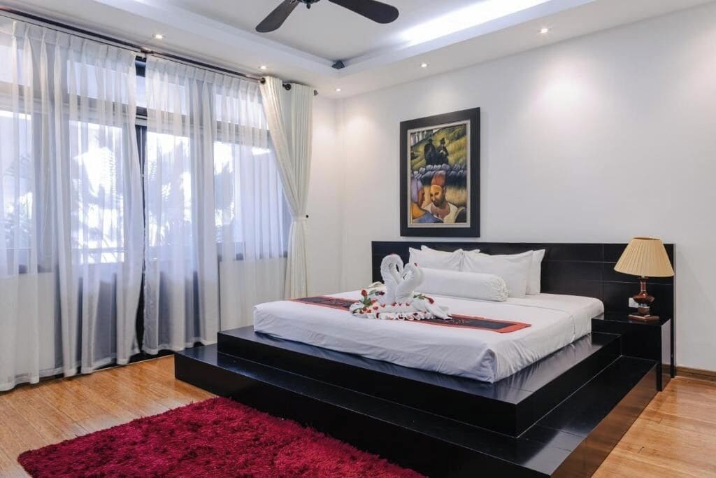 Escritorio, espacio para trabajar con laptop y cortinas blackout 