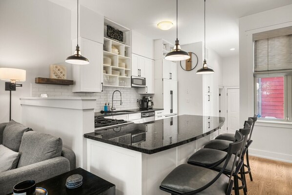 Réfrigérateur, micro-ondes, plaque de cuisson, lave-vaisselle