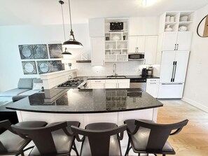 Fridge, microwave, stovetop, dishwasher