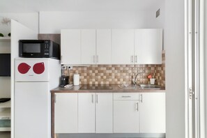 Kühlschrank, Mikrowelle, Herdplatte, Wasserkocher mit Kaffee-/Teezubehör