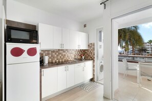 Kühlschrank, Mikrowelle, Herdplatte, Wasserkocher mit Kaffee-/Teezubehör