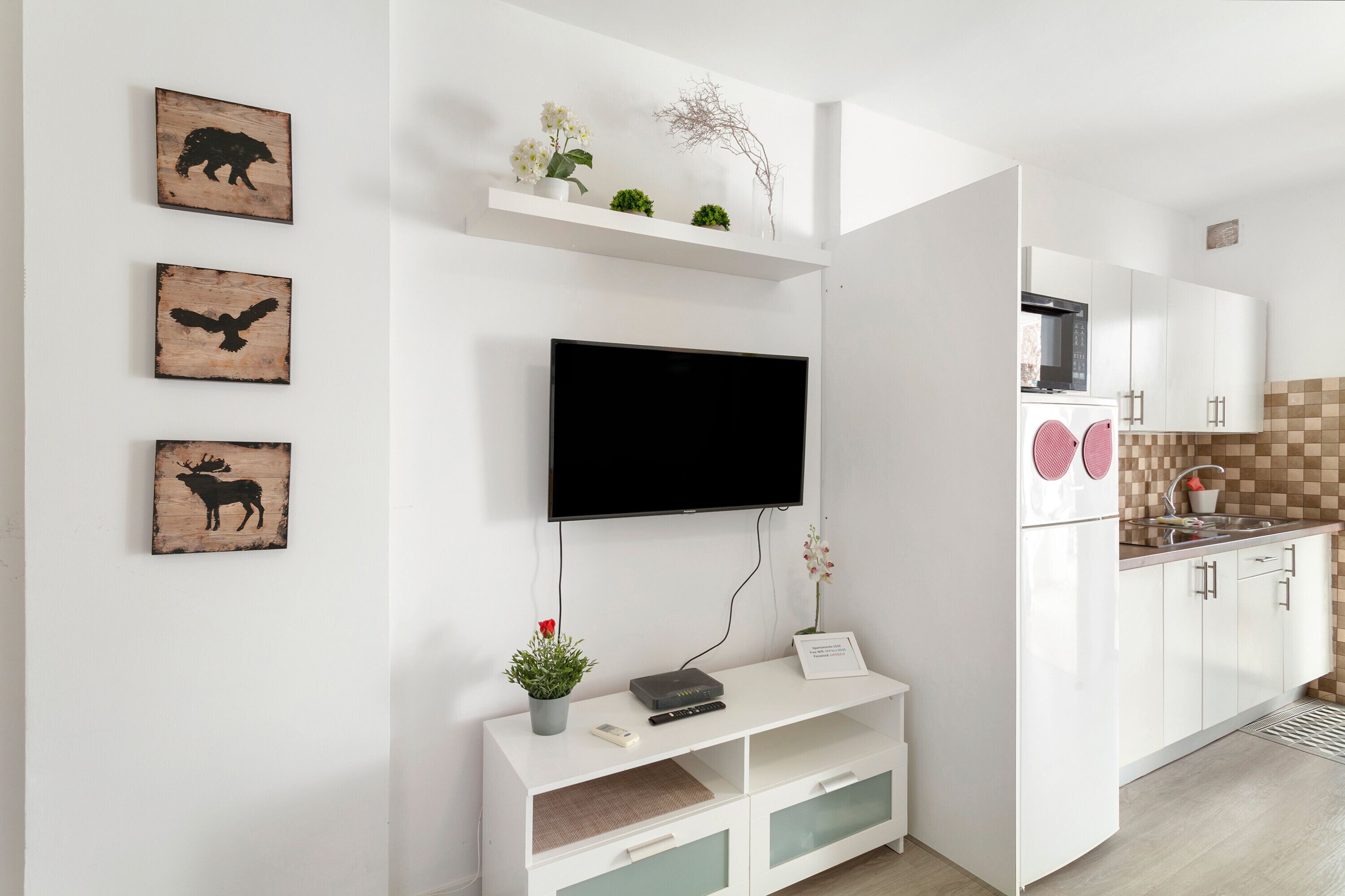 Kühlschrank, Mikrowelle, Herdplatte, Wasserkocher mit Kaffee-/Teezubehör