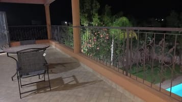 Villa Deluxe, balcon, vue jardin | Restauration extérieure