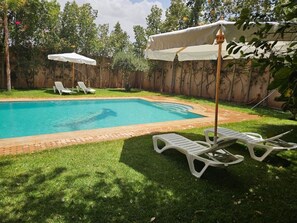 Kolam renang tertutup 