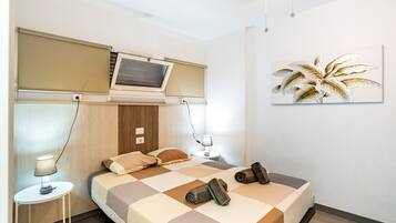 1 dormitorio, tabla de planchar con plancha, wifi y ropa de cama