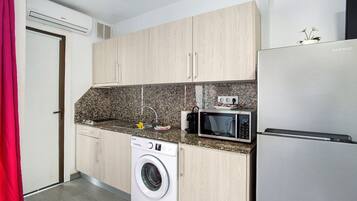 Een koelkast, een magnetron, een kookplaat