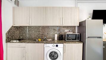 Frigorífico, microondas, placa de cocina y cafetera o tetera