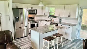 Microondas, horno, parrilla de estufa y lavavajillas