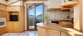 Apartment 'Holzsuite' with Mountain View, Balcony and Wi-Fi