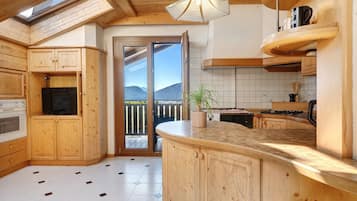 Frigorifero, forno, piano cottura, lavastoviglie