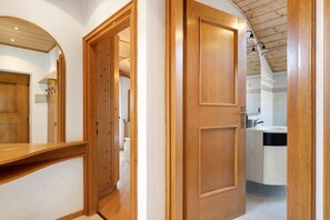 Douche, articles de toilette gratuits, sèche-cheveux