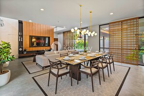 Vila, 4 quartos, vista para a piscina | Sala de jantar