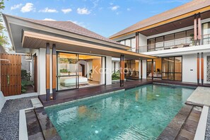 Una piscina al aire libre