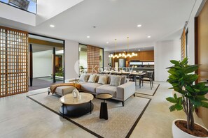 别墅, 4 间卧室, 泳池景观 | 起居区 | 75-英寸智能电视(配备有线频道)、Netflix、流媒体服务