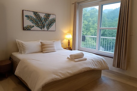 Habitación doble superior, balcón, vistas a la montaña | Wifi gratis. Pennylane Hotel