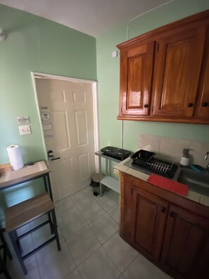 雪櫃、微波爐、爐具、電熱水壺