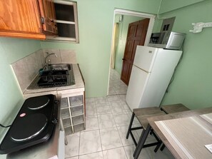 Kylskåp, mikrovågsugn, spishäll och vattenkokare