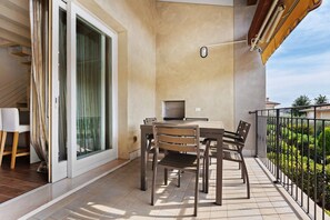 Outdoor dining - Apartment 'Castello A Raffa' with Mountain View, Wi-Fi and Air Conditioning (PUEGNAGO DEL GARDA)