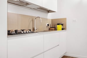 Frigorifero, microonde, lavastoviglie, macchina per tè/caffè