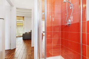 Douche, sèche-cheveux, serviettes fournies