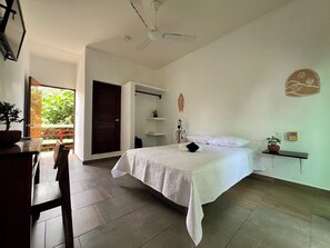 Doppelzimmer, Balkon | Schreibtisch, laptopgeeigneter Arbeitsplatz, Bügeleisen/Bügelbrett