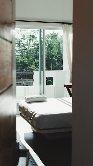 Schreibtisch, laptopgeeigneter Arbeitsplatz, Bügeleisen/Bügelbrett