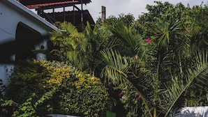 A modern house with a staircase leading to a red-roofed upper level. - Lifestyle Hotel Juquilita (Puerto Escondido)