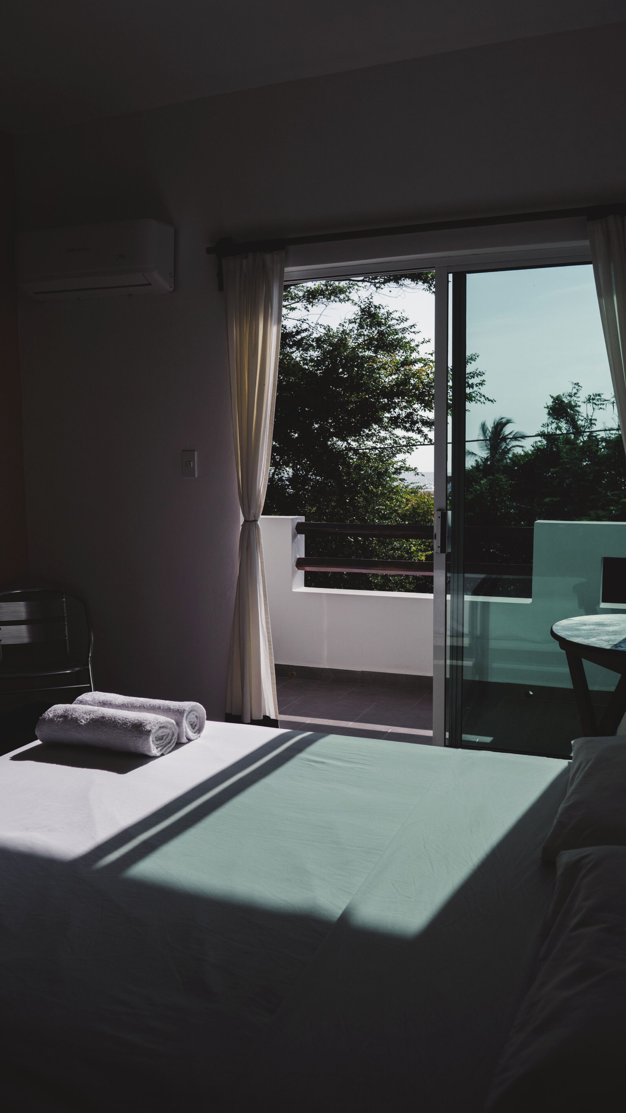 Escritorio y espacio para trabajar con laptop 