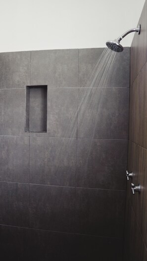 Dusche, Haartrockner, Handtücher, Shampoo