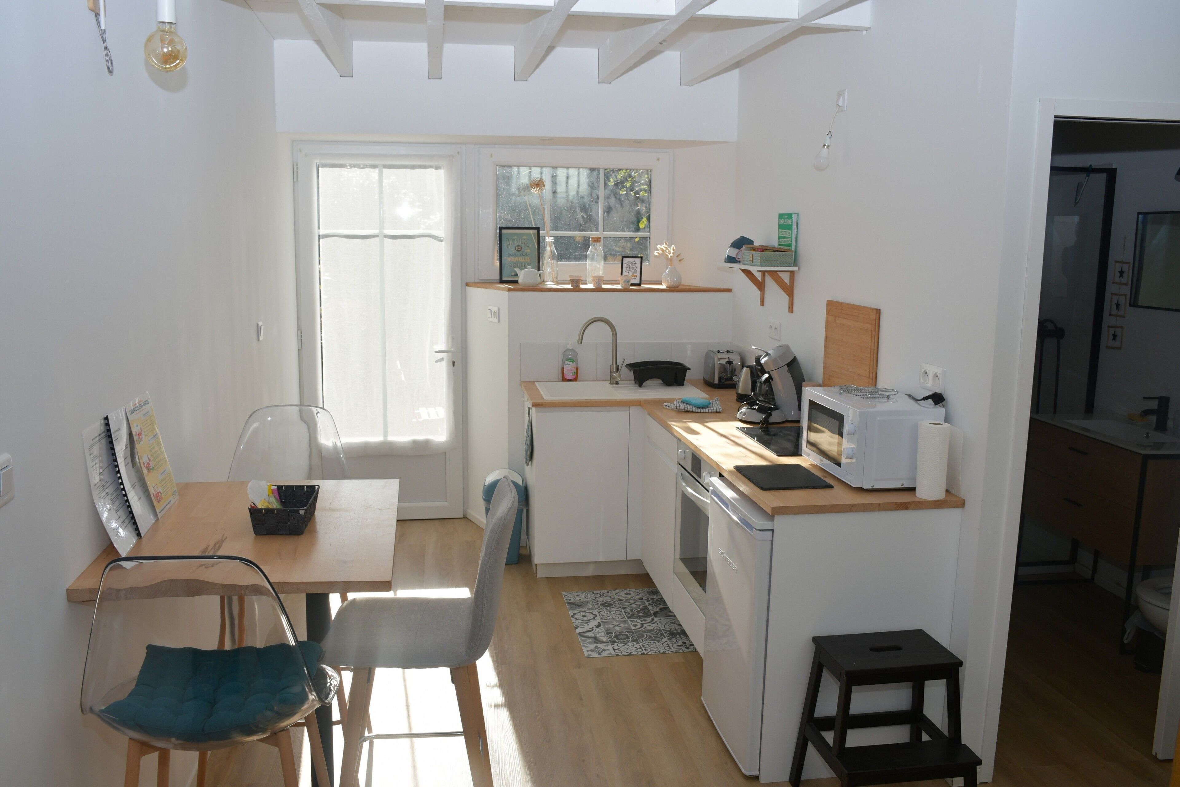 Jääkaappi, mikroaaltouuni, uuni, liesi