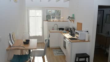 Kylskåp, mikrovågsugn, ugn och spishäll