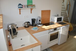 Geladeira, micro-ondas, fogão, cooktop