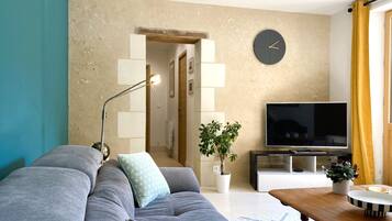 Smart TV, fireplace