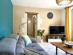 Smart TV, fireplace