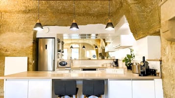 Coffee/tea maker, fridge, microwave, oven